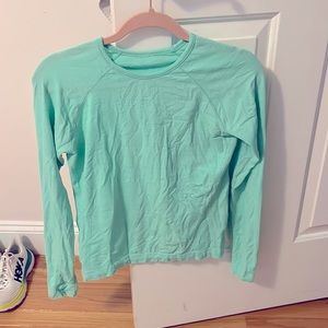 Super cute mint greenish color long sleve athleta shirt!
